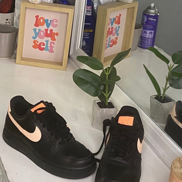 I am selling some Nike Air Force 1 shoes - Picture 2 of 3